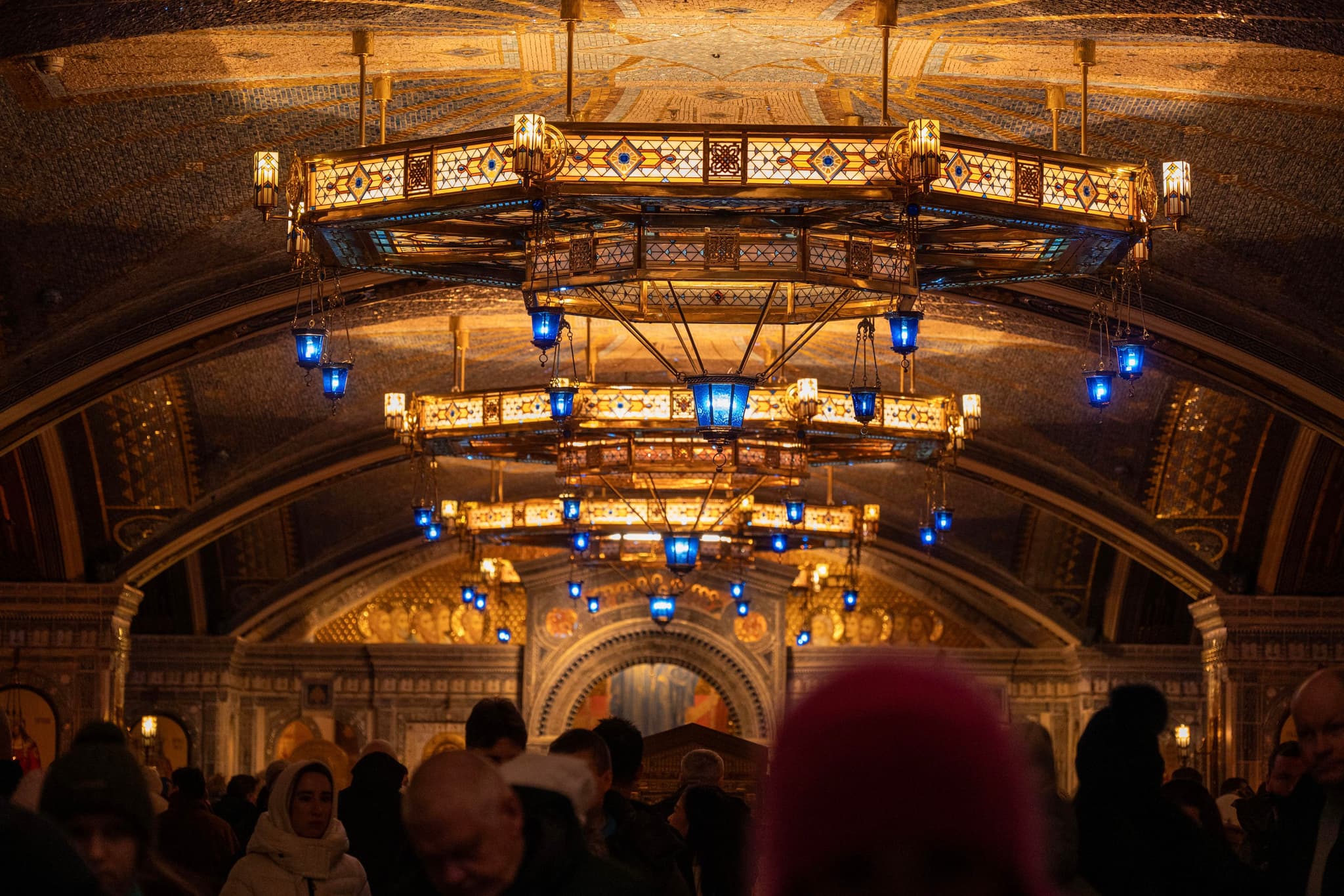 人来人往的教堂